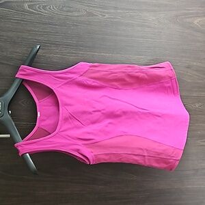 Lululemon size 6 luon fuschia‎ tank top